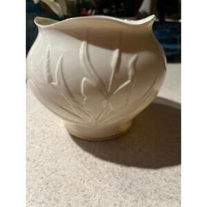 Discontinued vory butterfly flower vase Belleek England